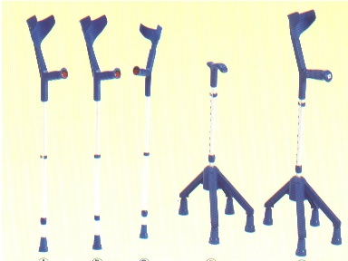 esempi di ausili per la deambulazione utilizzati con un braccio