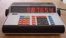 esempio di calcolatrice con display luminoso e caratteri grandi