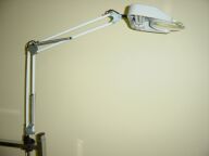 esempio di lente di ingrandimento da tavolo con lampada incorporata