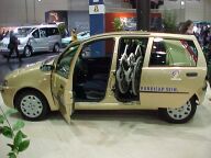 esempio di sistema per riporre la carrozzina in auto all'altezza dei sedili posteriori