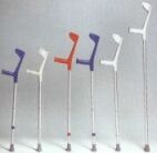 esempi di stampelle canadesi di diversa altezza