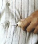 esempio di allacciatura con allaccia-bottoni