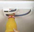 esempio di ausilio per l'apertura di barattoli utilizzando una sola mano