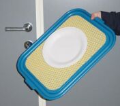 esempio di tappetino antiscivolo posizionato su un vassoio per trattenere stoviglie