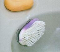 esempio di spazzola da bagno fissabile alla vasca con ventose