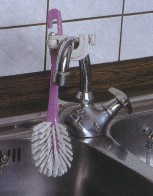 esempio di spazzola per il lavaggio dei piatti che può essere fissata al lavandino grazie a ventose